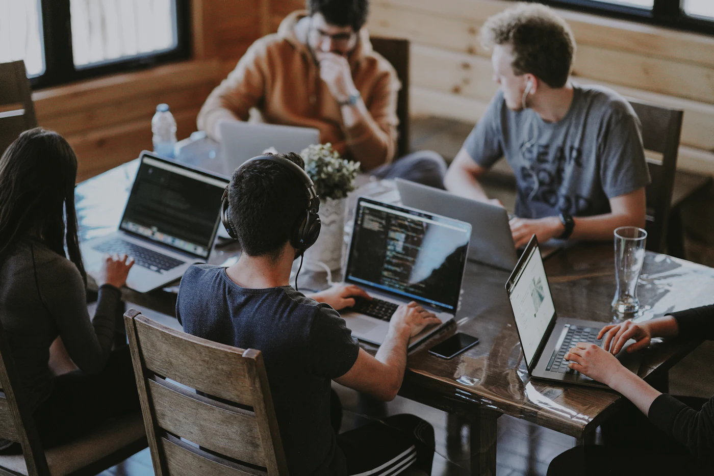 Equipo de desarrolladores trabajando con portátiles