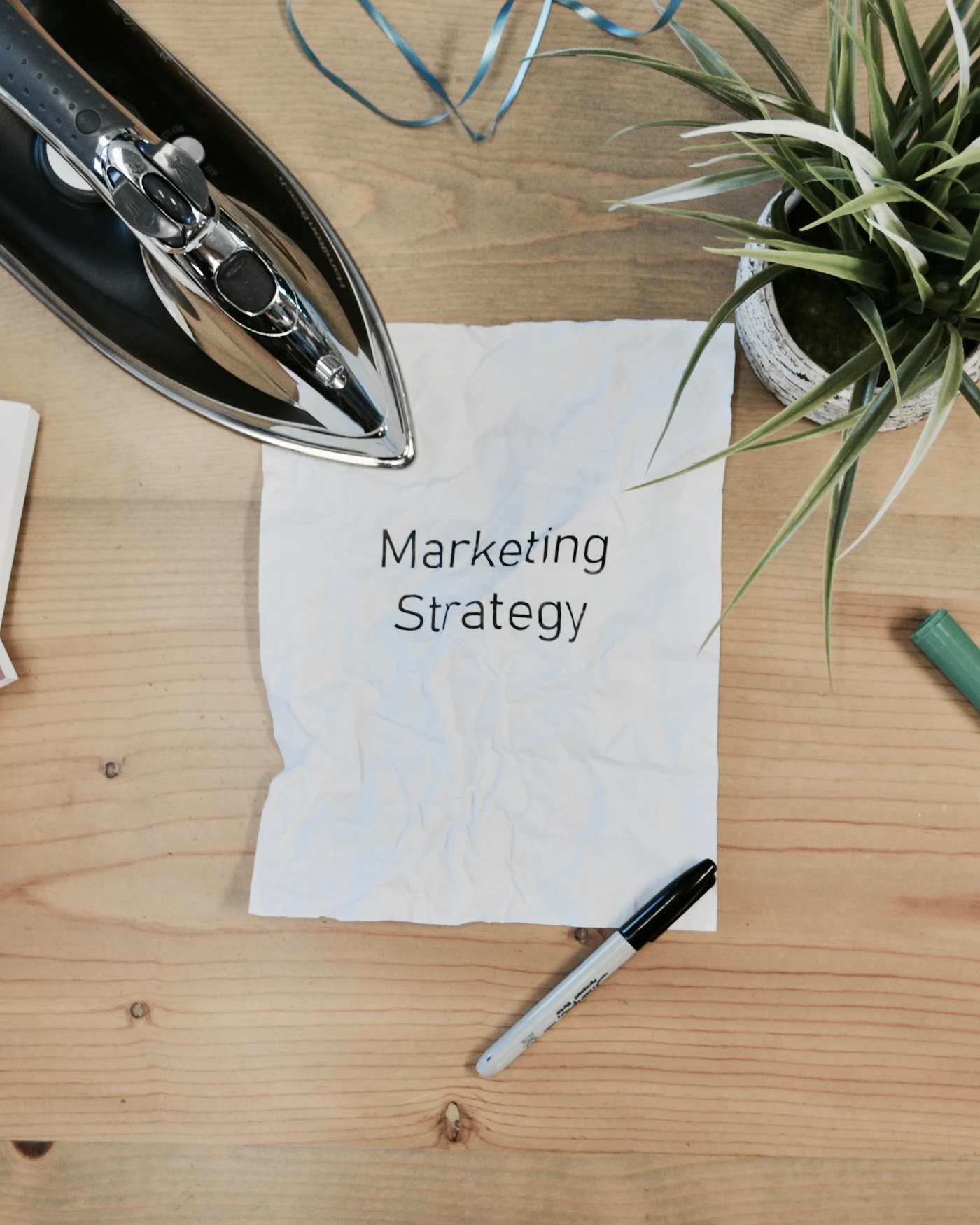 Libros y notas de estrategia de marketing sobre una mesa