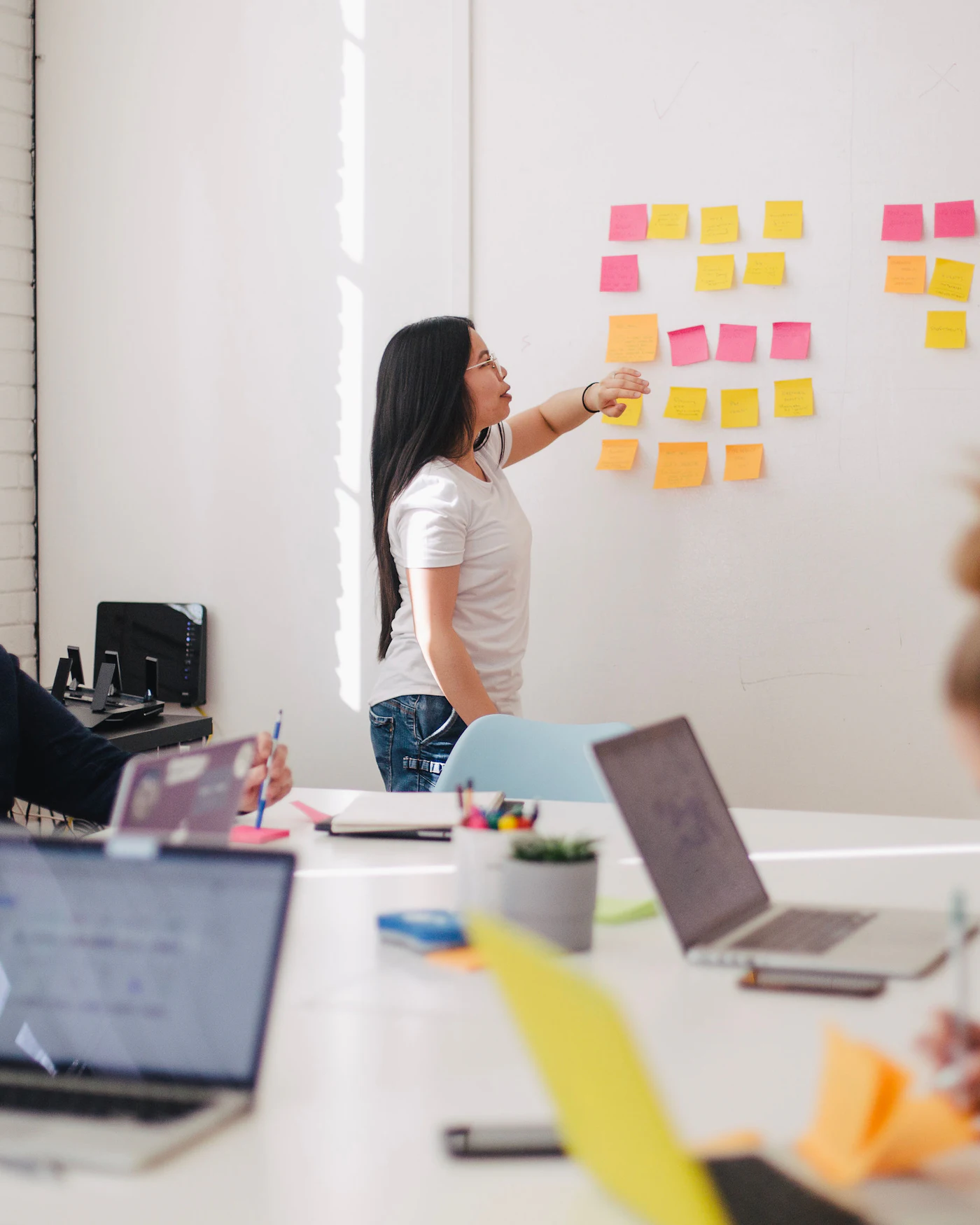 Sesión de trabajo en grupo con notas adhesivas
